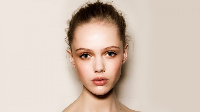Frida Gustavsson portrait with brown hair