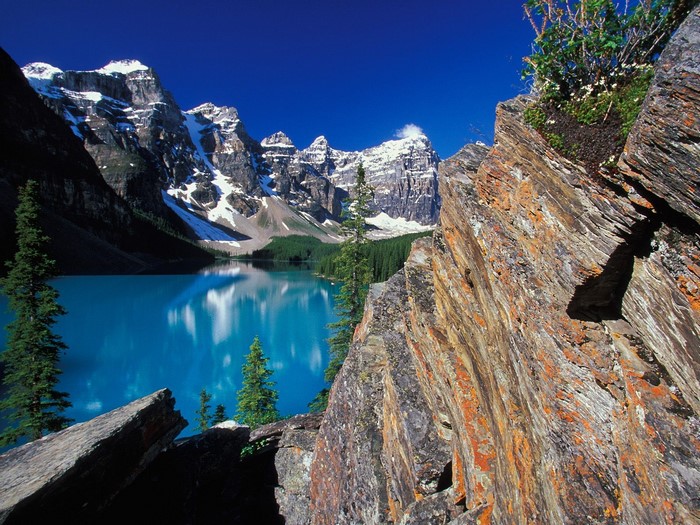 Moraine Lake and Mountains in Banff National Park