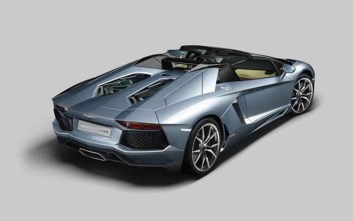 Lamborghini Aventador LP700-4 Roadster rear view