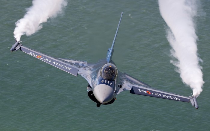 Belgian Air Force F-16 Fighting Falcon performing aerobatics