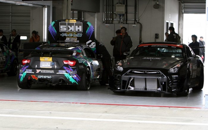 Nissan GT-R and Toyota GT 86 race cars in pit lane