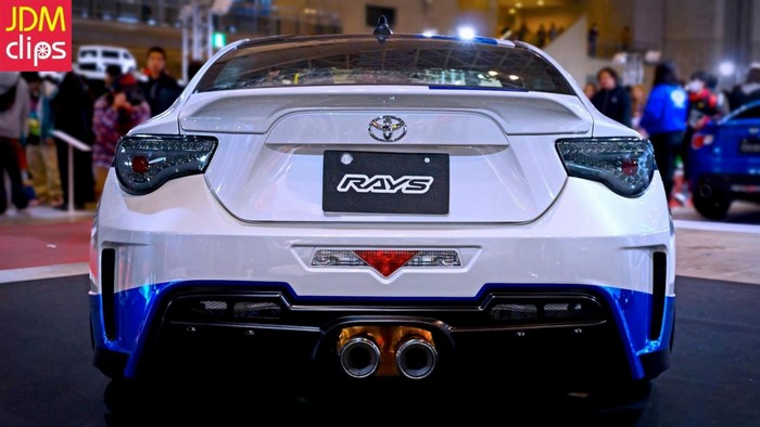 White Toyota GT 86 with RAYS license plate