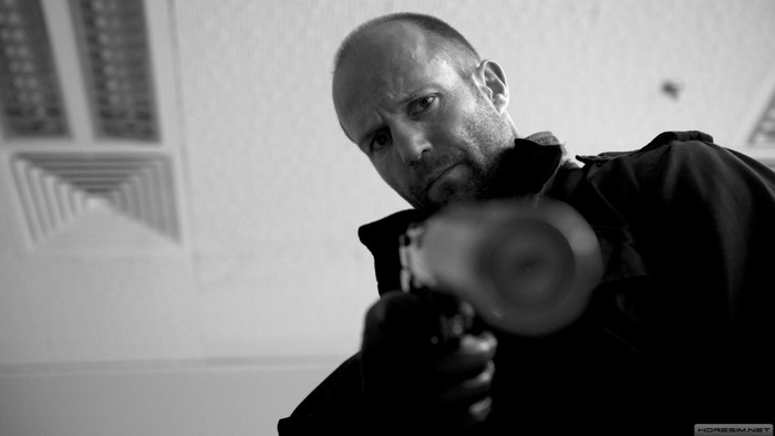 Jason Statham aiming a gun