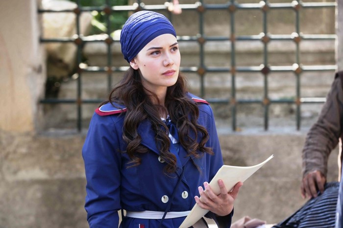 Fahriye Evcen wearing a blue headscarf and coat