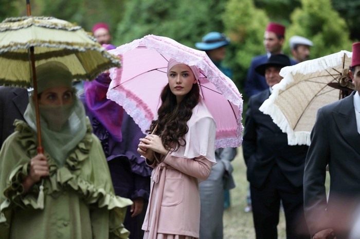 Fahriye Evcen with umbrella at a ceremony