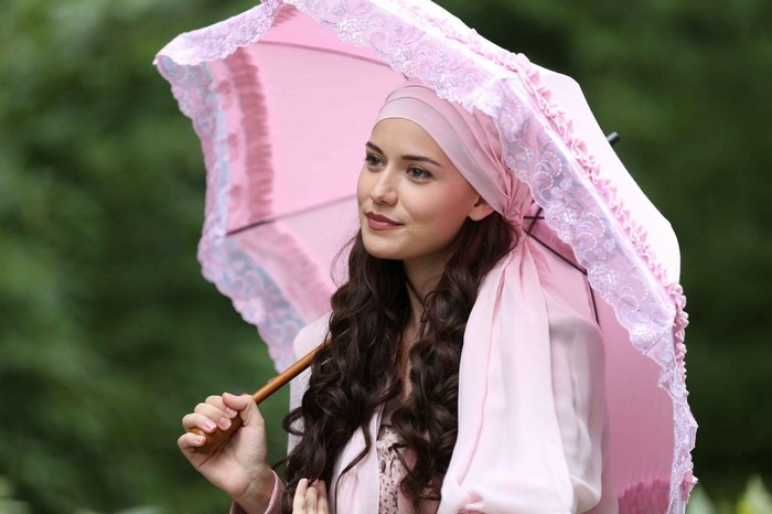 Fahriye Evcen with a pink umbrella
