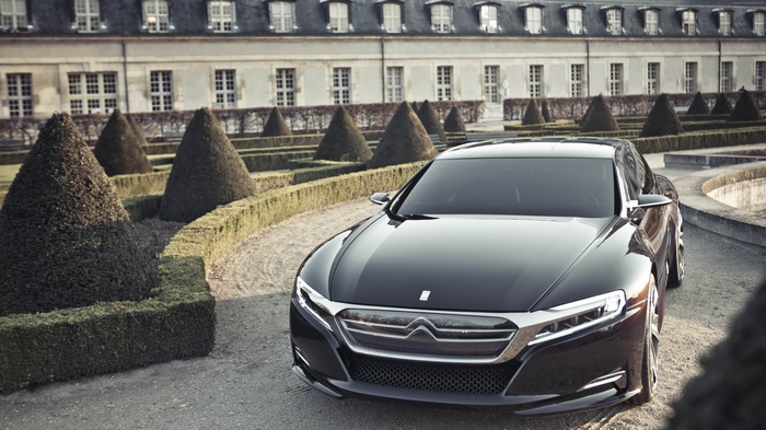 Citroen NUMERO 9 concept car at a mansion