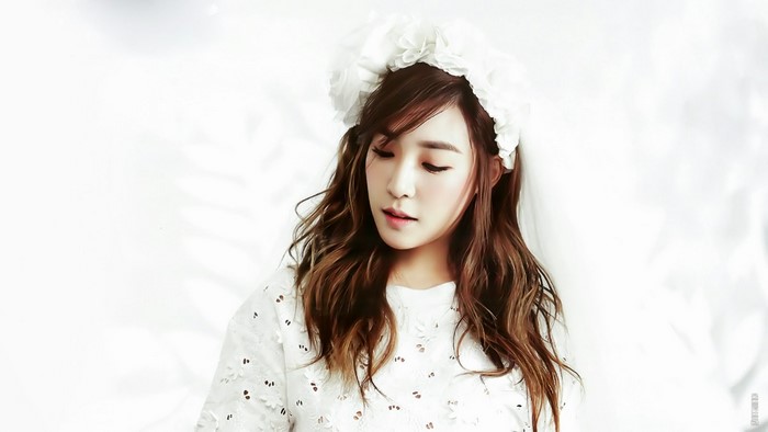 Tiffany Young from Girls' Generation wearing a white floral headdress