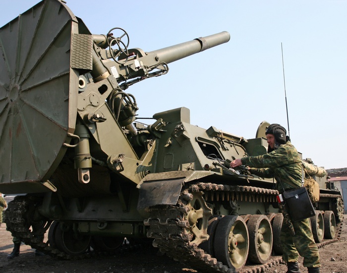 2S4 Tyulpan self-propelled mortar with Russian soldier