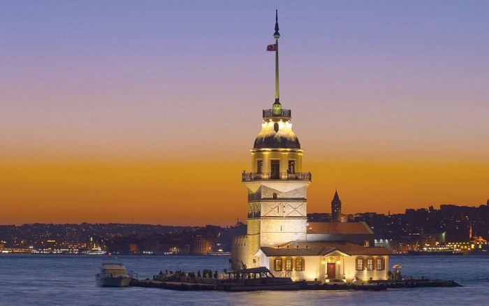 Maiden's Tower at sunset in Istanbul, Turkey