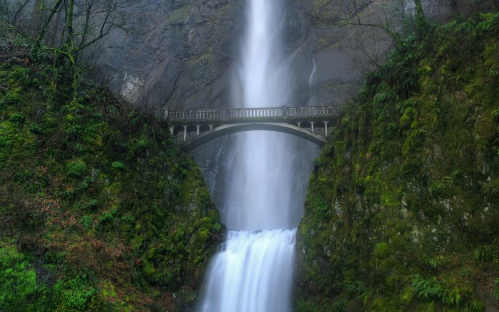 Multnomah Falls with Historic Bridge
