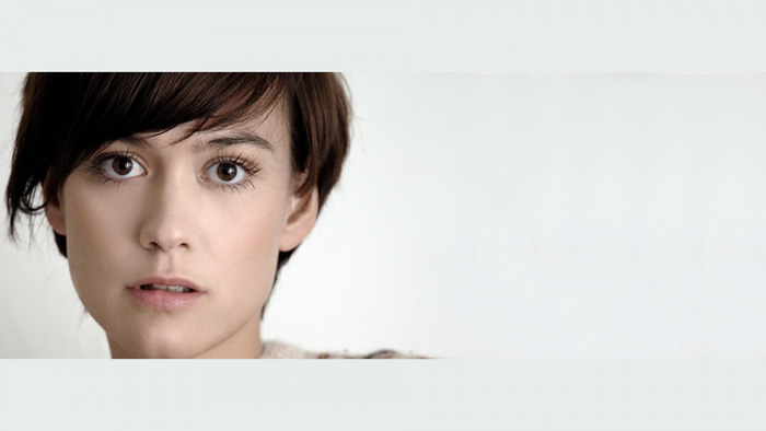 Mia Jexen portrait with short brown hair
