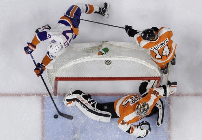 Ice hockey players in front of a net