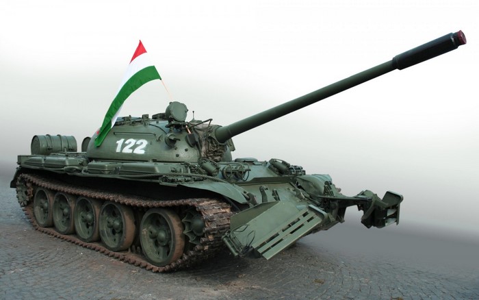 Green T-54 tank with Hungarian flag and number 122