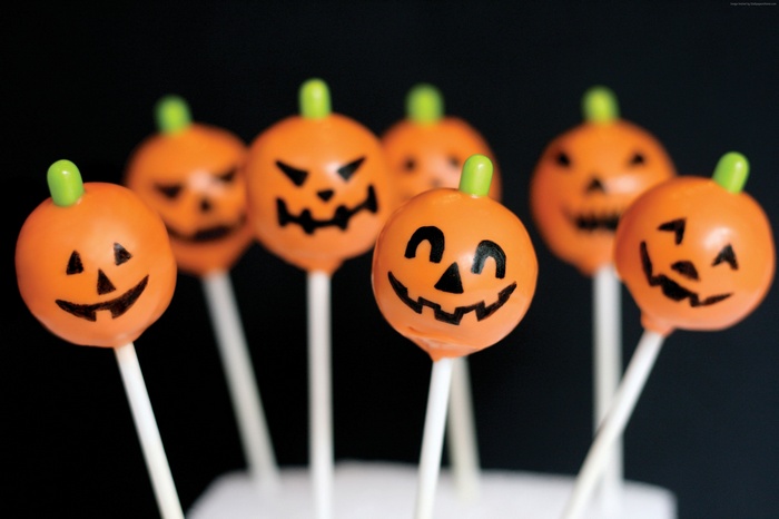 Halloween pumpkin cake pops with faces