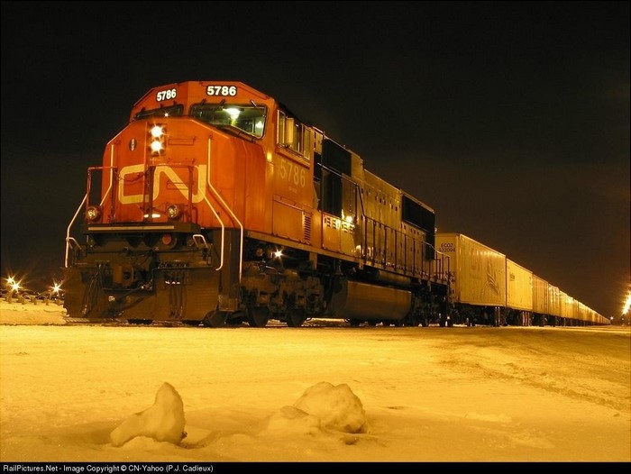 CN 5786 diesel locomotive pulling a freight train at night
