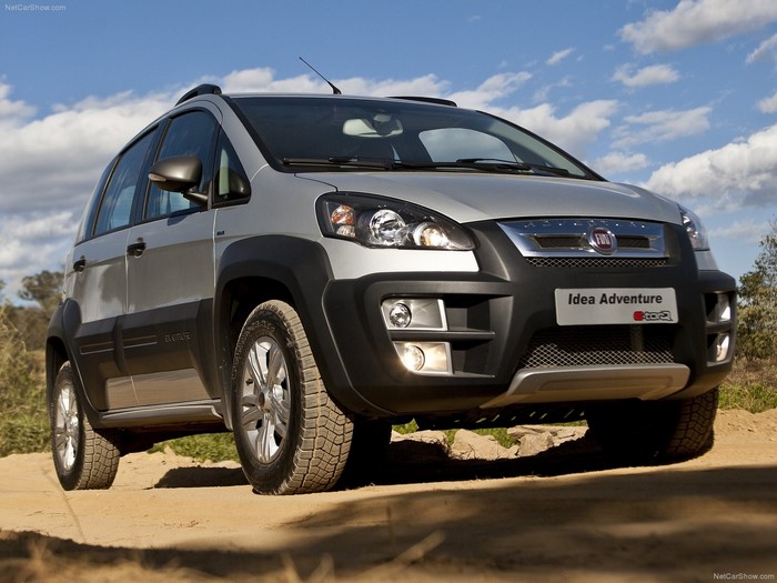 Fiat Idea Adventure car on a dirt road