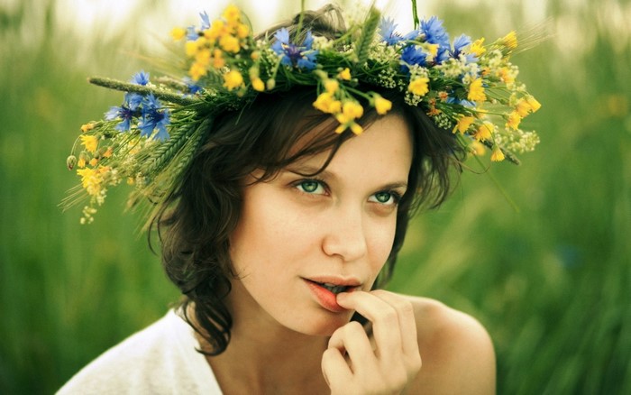 Woman wearing a flower crown with green eyes