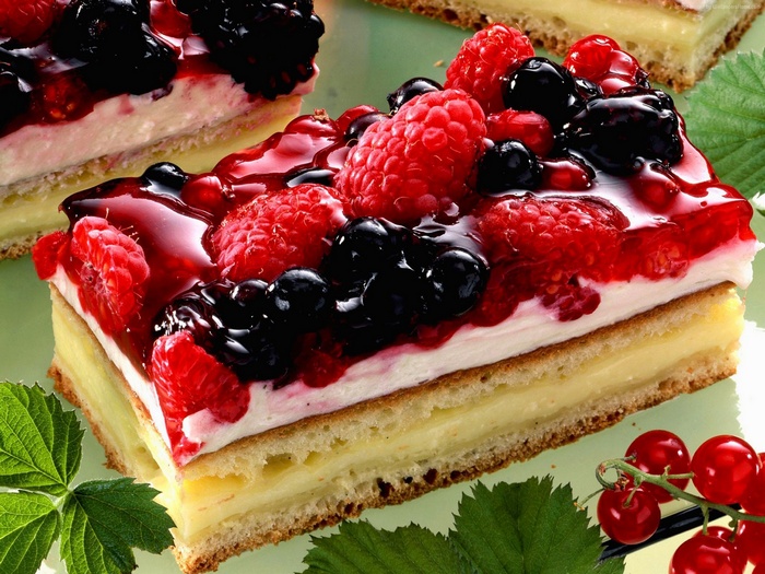 Berry tart with cream and glaze