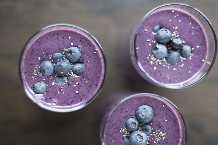 Blueberry smoothies with chia seeds and blueberries