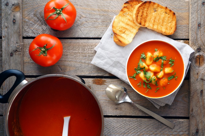 Tomato soup with gnocchi and toast