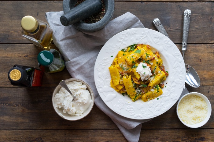 Pasta with ricotta and herbs