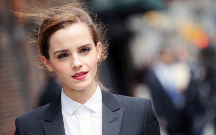 Emma Watson in Elegant Black Blazer