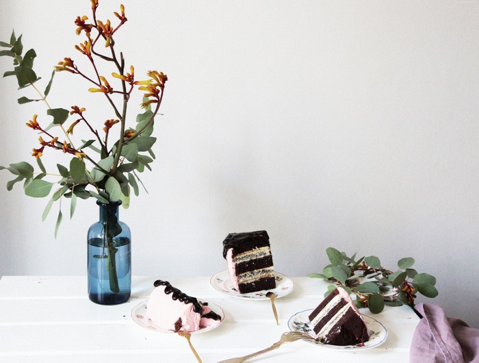 Chocolate cake slices with flowers