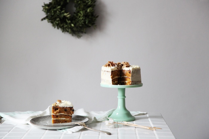 Carrot cake with walnuts and frosting