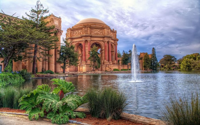 Palace of Fine Arts with fountain and lake