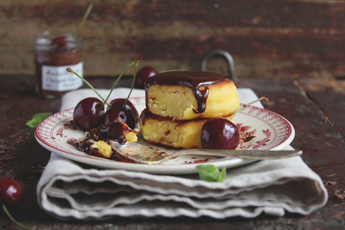 Cheesecake with chocolate and cherries
