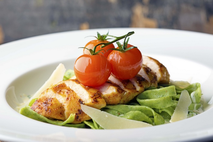 Chicken steak with spinach pasta and cherry tomatoes