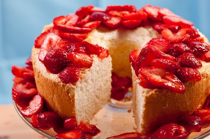 Angel food cake with strawberries