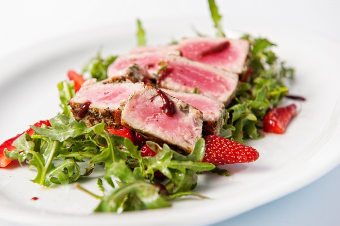 Seared Tuna Salad with Strawberries and Arugula