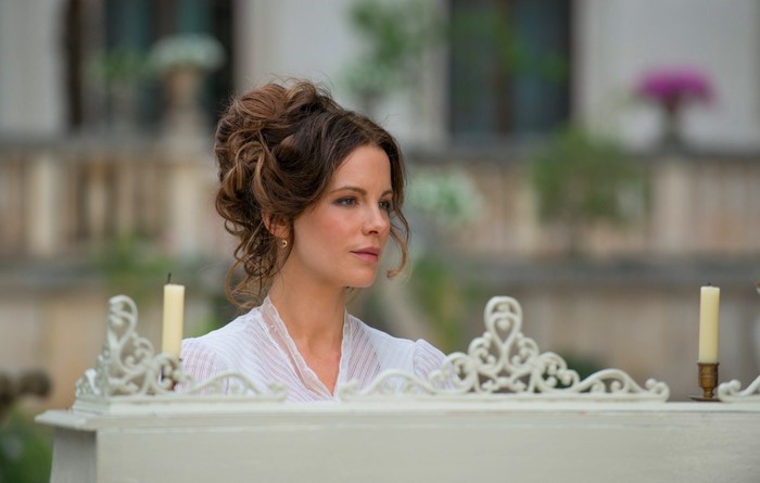 Kate Beckinsale as Eliza Graves in a white dress