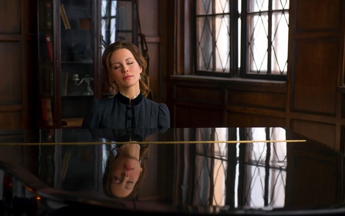 Kate Beckinsale as Eliza Graves playing piano