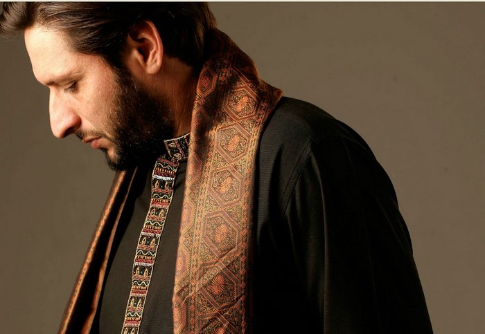 Shahid Afridi wearing Shalwar Kurta and scarf