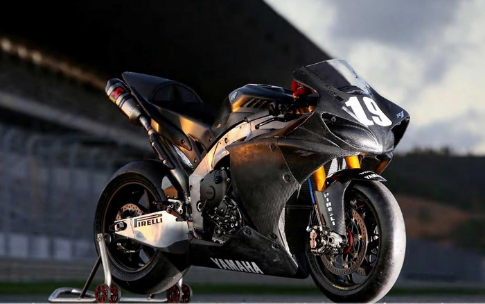 Yamaha R1 motorcycle with number 19