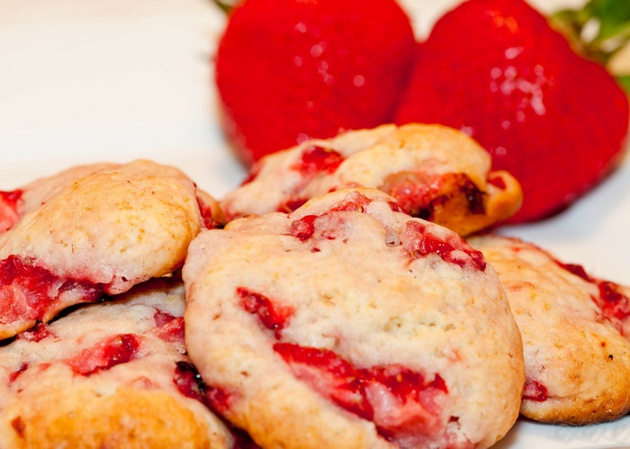 Strawberry scones with fresh strawberries