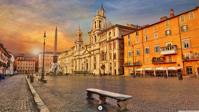 Piazza Navona in Rome at sunset