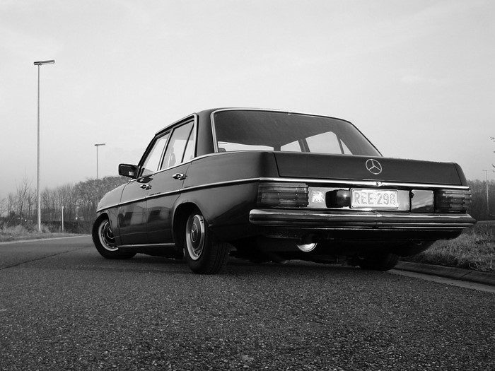 Mercedes-Benz W123 Sedan REE-298