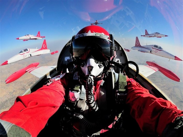 Turkish Stars pilot in formation flight