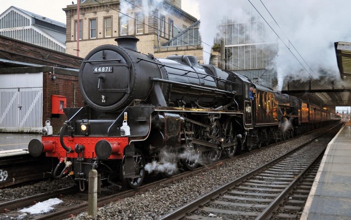 Steam locomotive 44871 at a train station