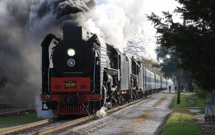 Steam locomotive IAIS 69 88 on tracks