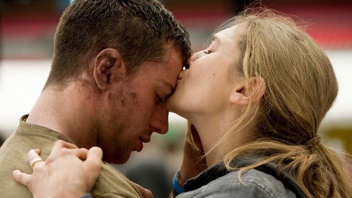 Elizabeth Olsen kisses Aaron Taylor-Johnson in Godzilla