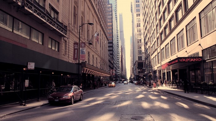 Chicago street with Vapiano restaurant and cars
