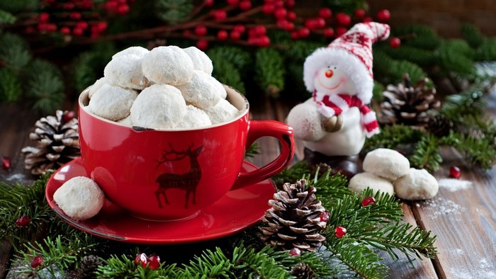 Christmas cookies in a red mug with a snowman decoration