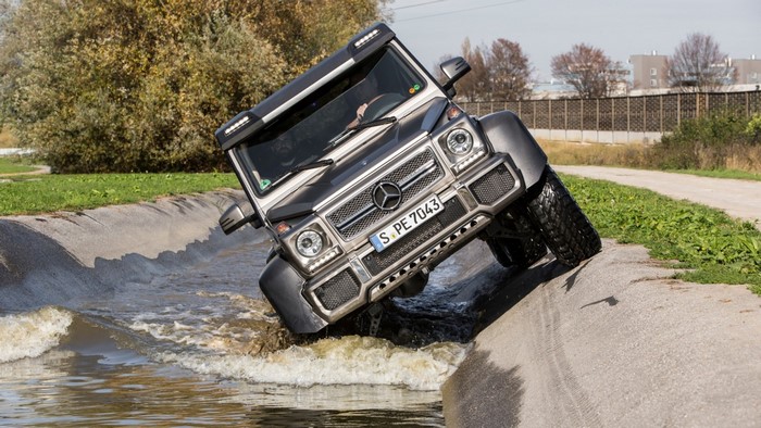 Mercedes-Benz G 63 AMG 6x6 off-roading in water