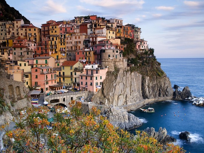 Manarola, Cinque Terre, Italy coastal town with colorful buildings