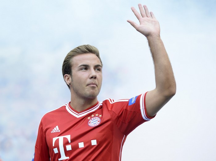 Mario Götze of Bayern Munich waving